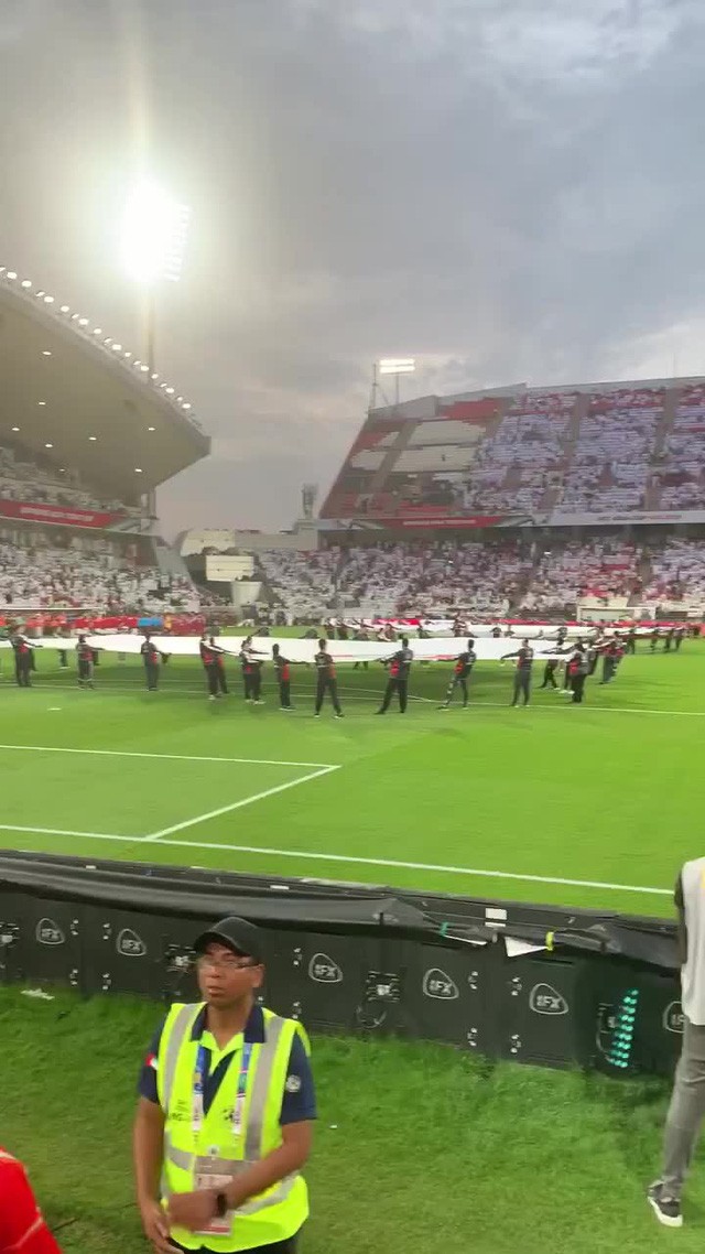 Những hình ảnh xấu xí từ cầu thủ đến fan UAE, 'vết nhơ' khó quên của giải đấu tầm cỡ châu lục ảnh 2