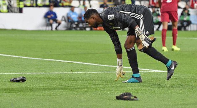 Những hình ảnh xấu xí từ cầu thủ đến fan UAE, 'vết nhơ' khó quên của giải đấu tầm cỡ châu lục ảnh 6