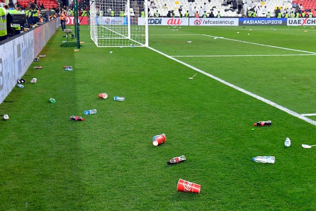 Những hình ảnh xấu xí từ cầu thủ đến fan UAE, 'vết nhơ' khó quên của giải đấu tầm cỡ châu lục ảnh 7