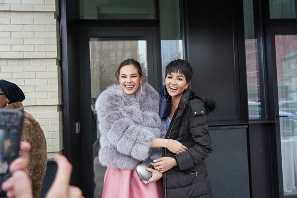 H'Hen Niê có màn đọ sắc bất phân với Hoa hậu Hoàn vũ Catriona Gray tại New York ảnh 1