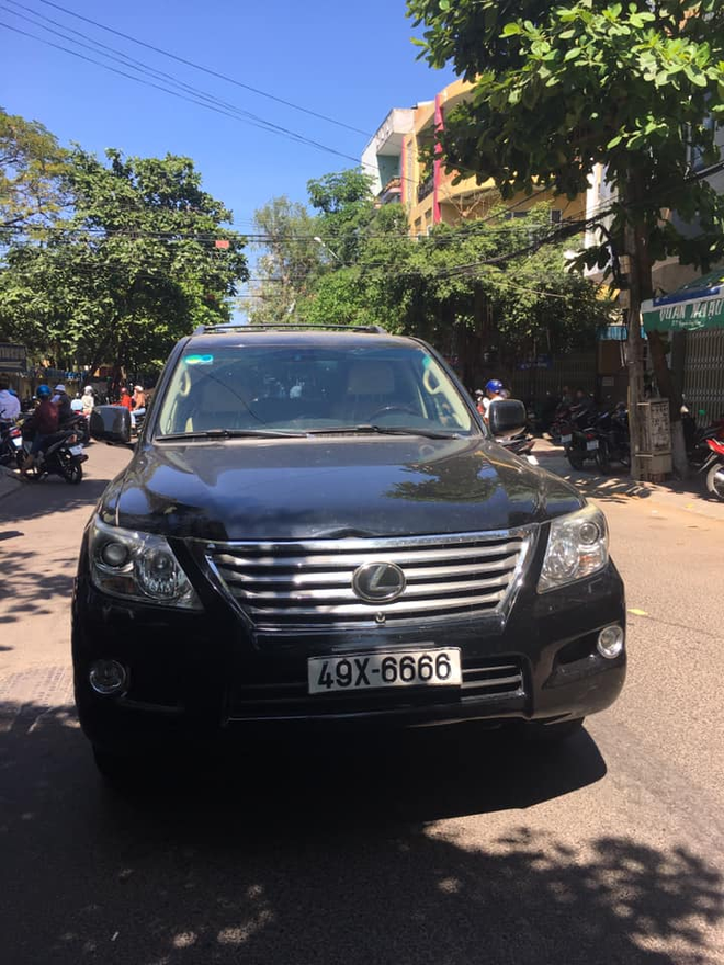 Ô tô 'điên' lao vào đám tang, 11 người thương vong ảnh 2