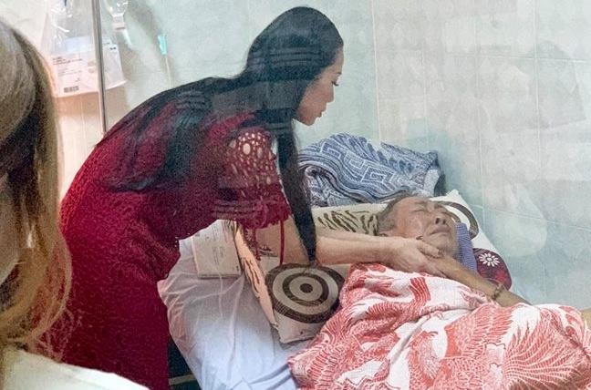 MC Đại Nghĩa, Kim Chi trao tiền giúp đỡ nghệ sĩ Lê Bình chữa bệnh ảnh 1