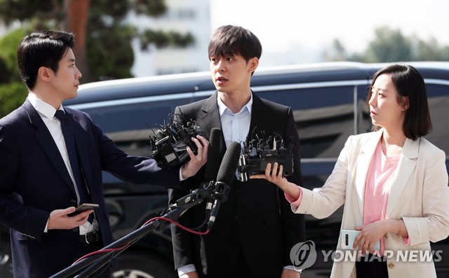 Cựu thành viên DBSK đến đồn cảnh sát để phối hợp điều tra ma tuý ảnh 1