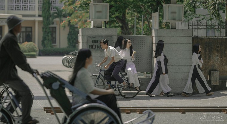 ‘Mắt biếc’ hé lộ bối cảnh thập niên 60-70 trên phim ảnh 6