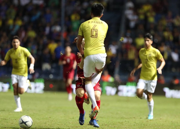 'Messi Thái' hả hê khi Văn Hậu bị chơi xấu ảnh 4