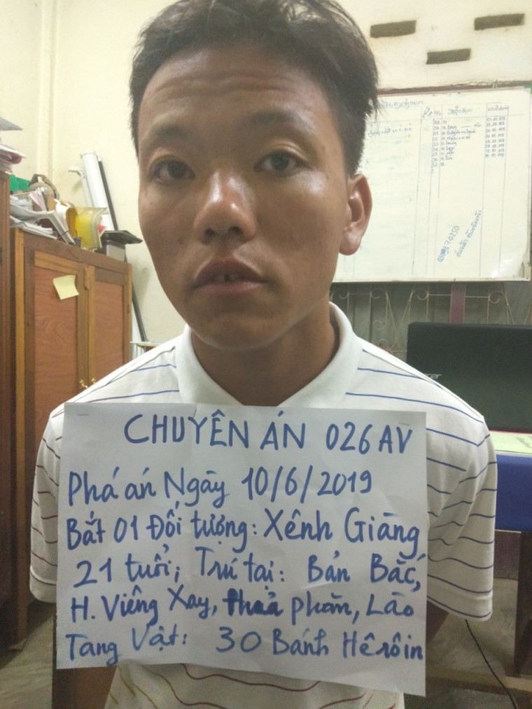 Đối tượng người Lào vận chuyển 30 bánh heroin sang Việt Nam ảnh 2