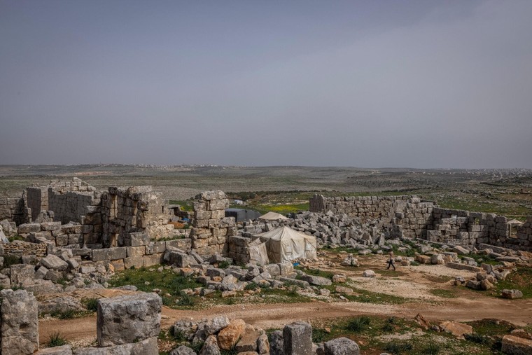 Chiến tranh nổ ra đẩy người Syria phải ẩn náu trong các phế tích ảnh 2