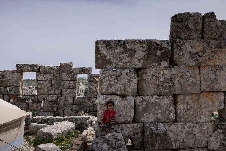 Chiến tranh nổ ra đẩy người Syria phải ẩn náu trong các phế tích ảnh 3