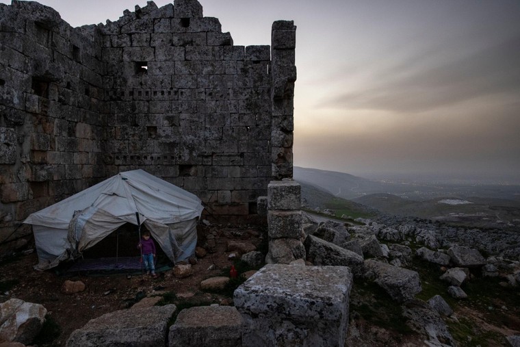 Chiến tranh nổ ra đẩy người Syria phải ẩn náu trong các phế tích ảnh 4