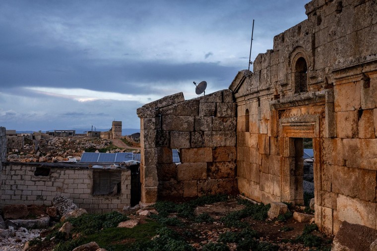 Chiến tranh nổ ra đẩy người Syria phải ẩn náu trong các phế tích ảnh 6