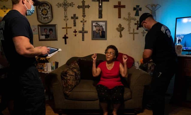 Lính cứu hỏa Texas triển khai tiêm vaccine đến từng gia đình ảnh 1