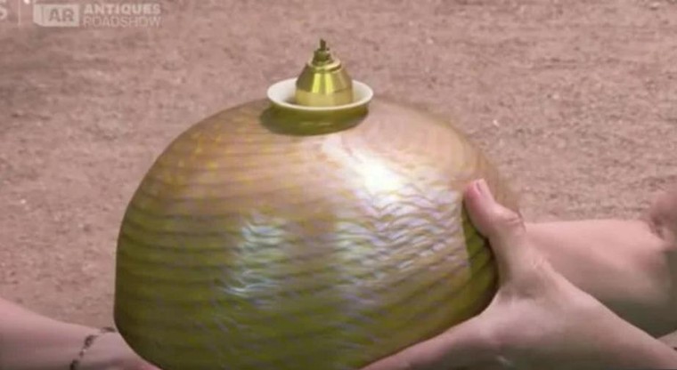 Tình cờ nhặt được chiếc đèn 'xấu xí' và phát hiện ra đó là một cây Tiffany trị giá 15.000 đô la Mỹ ảnh 1