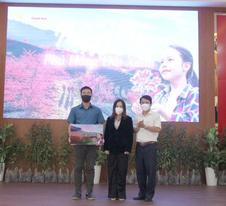 Phủ hồng đồi xanh - Chiến dịch trồng 2000 cây hoa và mai anh đào tại Khánh Sơn ảnh 1