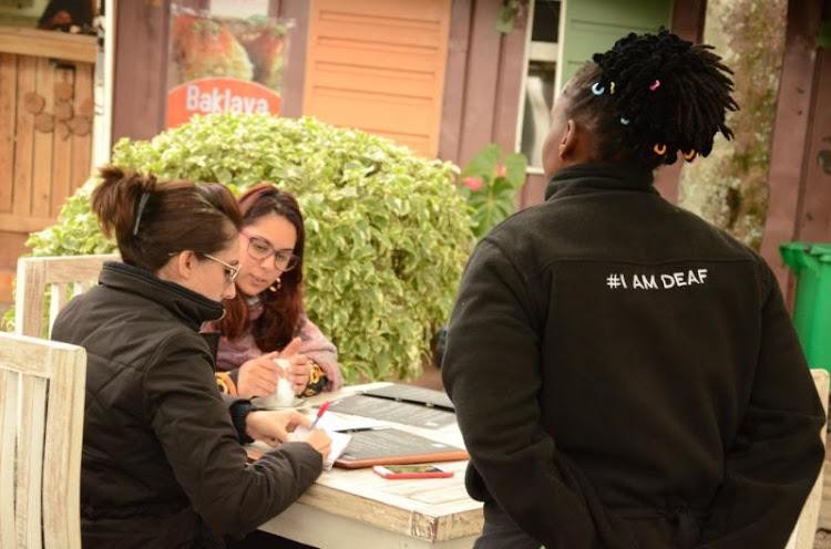 Những quán cà phê ngôn ngữ ký hiệu vòng quanh thế giới ảnh 19