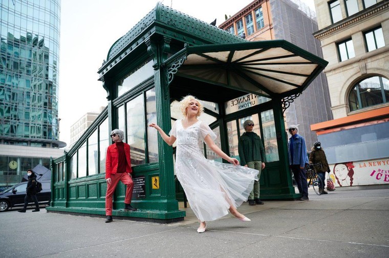 Vở kịch về cuộc đời danh họa người Mỹ Andy Warhol được trình diễn ngay trên đường phố New York ảnh 7