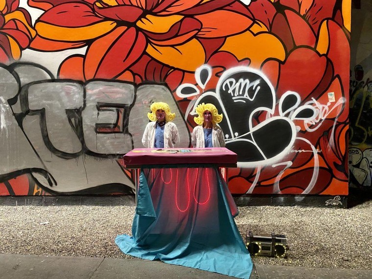 Vở kịch về cuộc đời danh họa người Mỹ Andy Warhol được trình diễn ngay trên đường phố New York ảnh 10