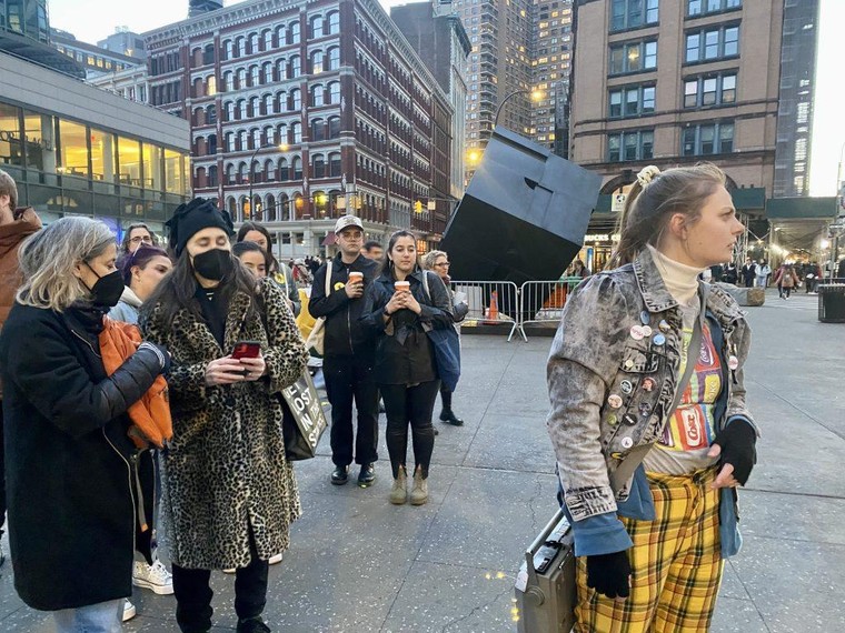 Vở kịch về cuộc đời danh họa người Mỹ Andy Warhol được trình diễn ngay trên đường phố New York ảnh 6