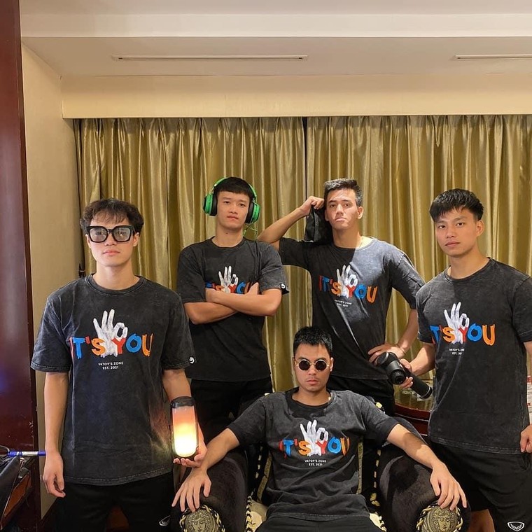 Khi thời trang được tạo nên bởi những 'nghệ sĩ' trên sân cỏ ảnh 17