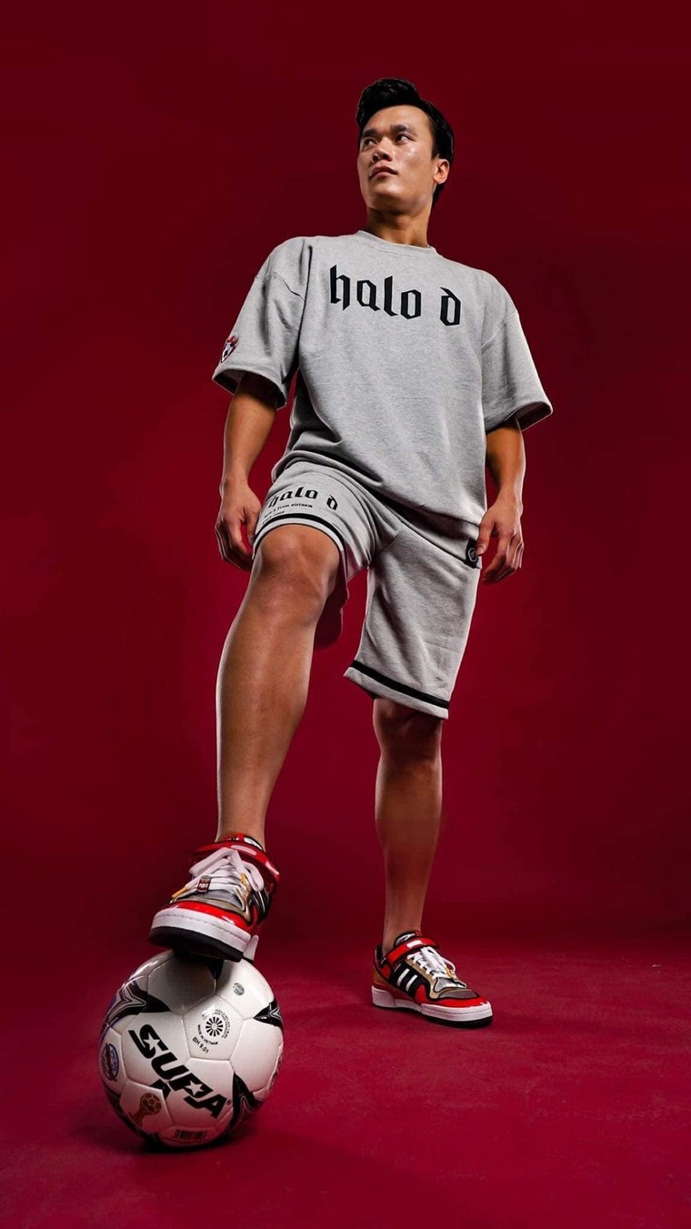 Khi thời trang được tạo nên bởi những 'nghệ sĩ' trên sân cỏ ảnh 25