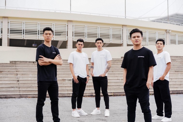 Khi thời trang được tạo nên bởi những 'nghệ sĩ' trên sân cỏ ảnh 34