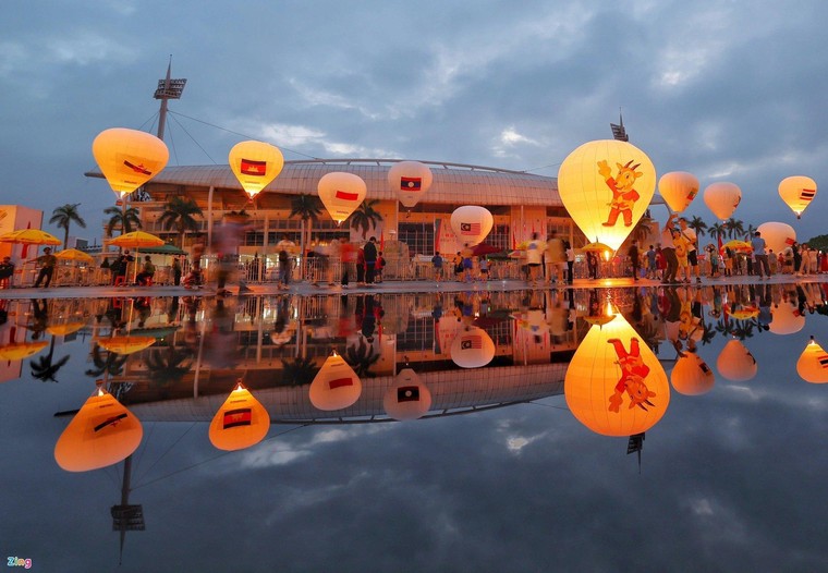 SEA Games 31: Chùm ảnh khinh khí cầu thắp sáng Sân vận động Mỹ Đình ảnh 1