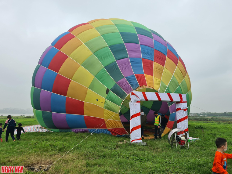 SEA Games 31: Chùm ảnh khinh khí cầu thắp sáng Sân vận động Mỹ Đình ảnh 6