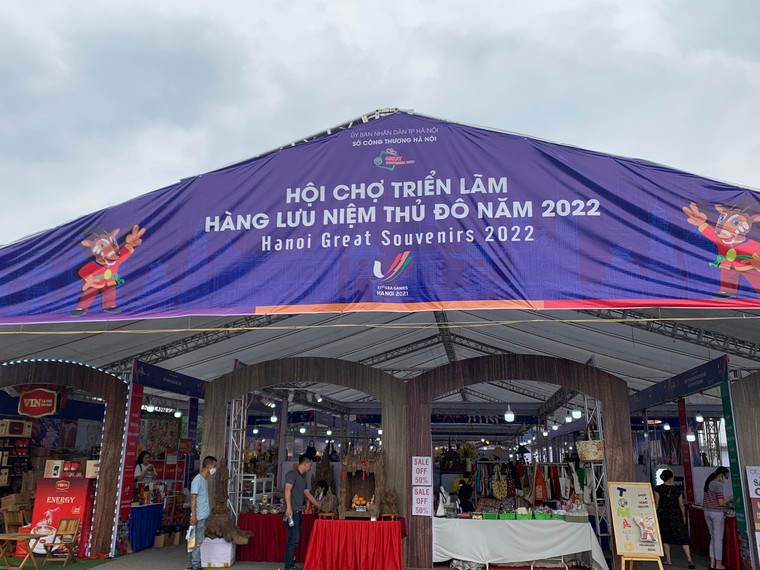 SEA Games 31: Dạo quanh Hội chợ triển lãm hàng lưu niệm Thủ đô năm 2022 ảnh 1