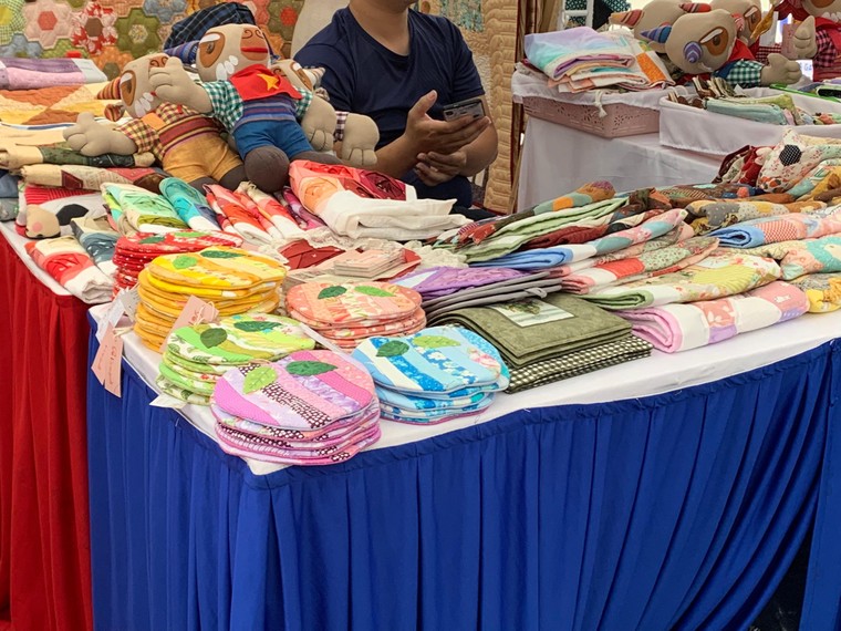 SEA Games 31: Dạo quanh Hội chợ triển lãm hàng lưu niệm Thủ đô năm 2022 ảnh 10