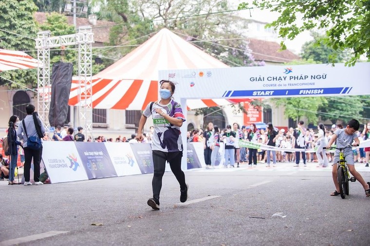 Hơn 1500 vận động viên tại Thủ đô tham gia giải chạy Pháp ngữ 2022 ảnh 15