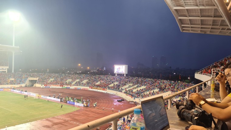 Cổ động viên nhuộm đỏ sân Mỹ Đình trước giờ bóng lăn ảnh 2