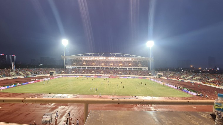 Cổ động viên nhuộm đỏ sân Mỹ Đình trước giờ bóng lăn ảnh 3