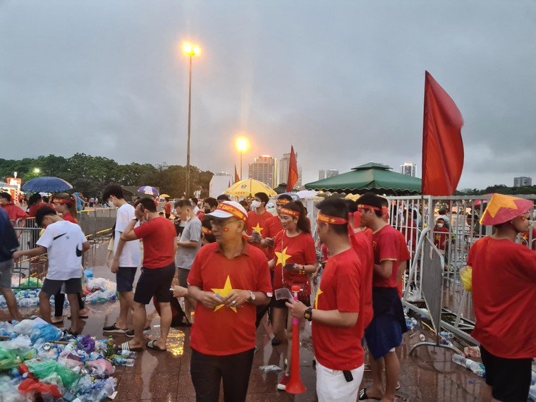 Cổ động viên nhuộm đỏ sân Mỹ Đình trước giờ bóng lăn ảnh 4