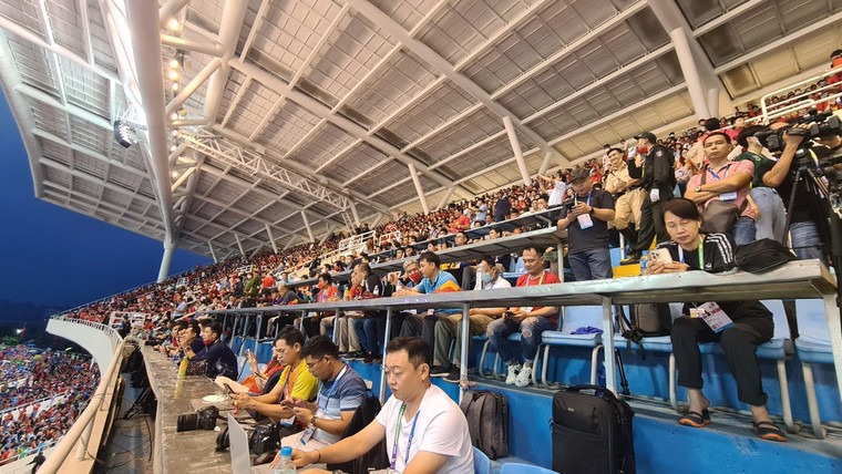 Cổ động viên nhuộm đỏ sân Mỹ Đình trước giờ bóng lăn ảnh 1