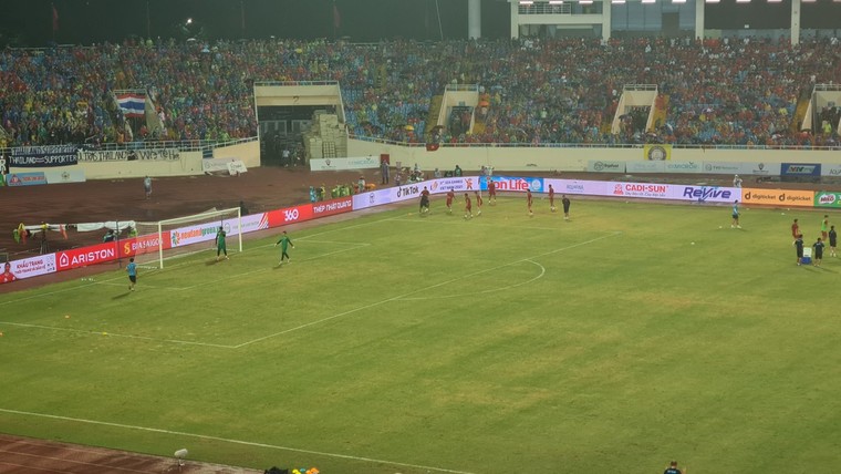 Cổ động viên nhuộm đỏ sân Mỹ Đình trước giờ bóng lăn ảnh 5