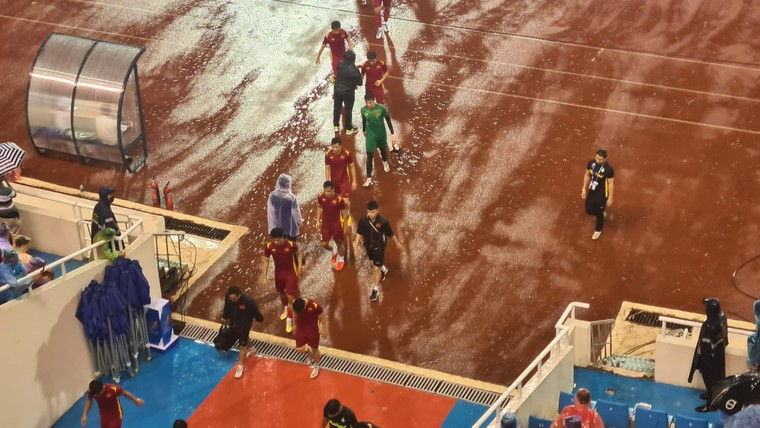 Cổ động viên nhuộm đỏ sân Mỹ Đình trước giờ bóng lăn ảnh 6