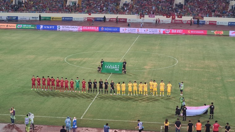 Cổ động viên nhuộm đỏ sân Mỹ Đình trước giờ bóng lăn ảnh 7