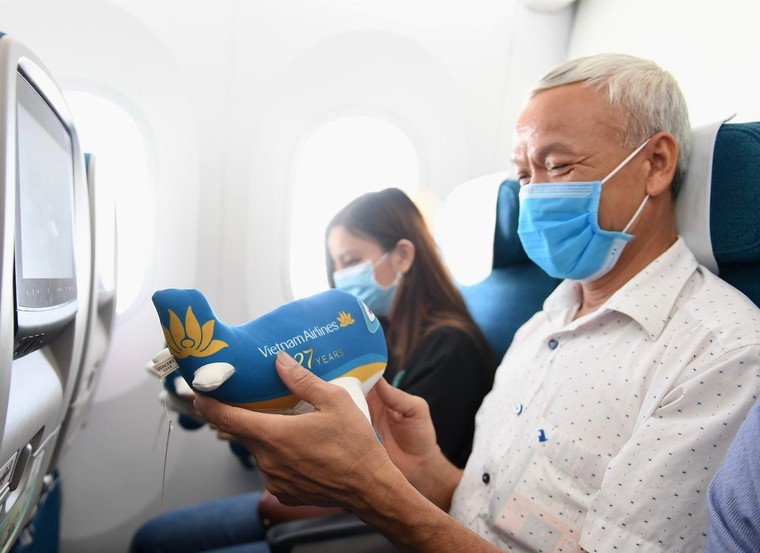 Những món quà đặc biệt được trao tặng trong chuyến bay đặc biệt ảnh 5