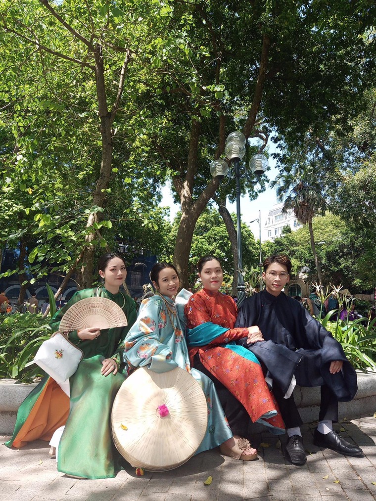 'Bách hoa bộ hành': Việt phục xuống phố ảnh 2