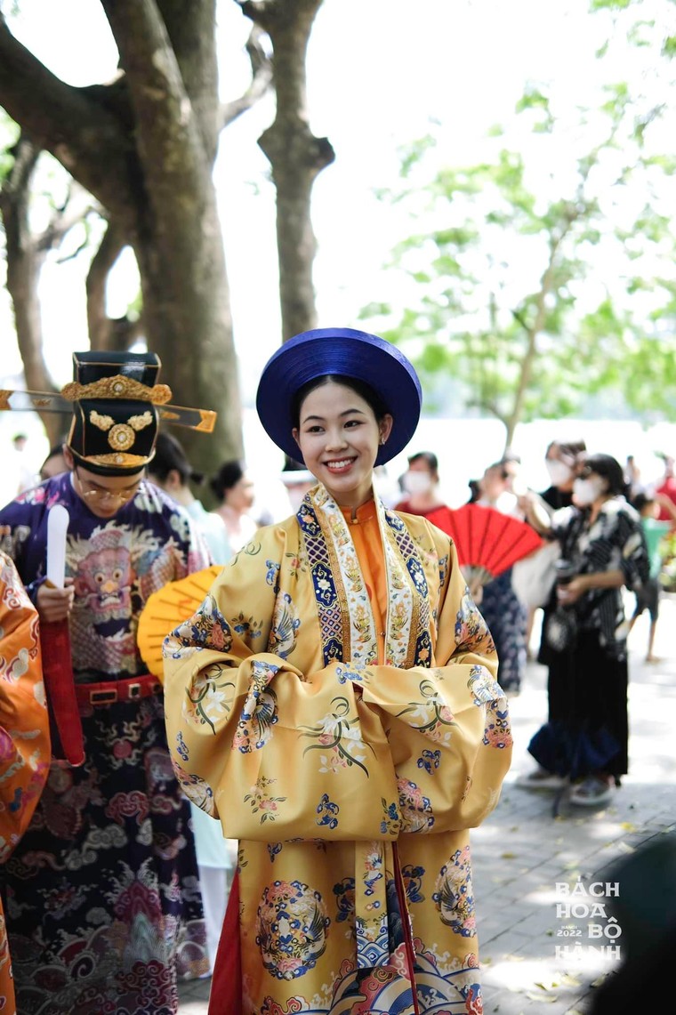 'Bách hoa bộ hành': Việt phục xuống phố ảnh 3