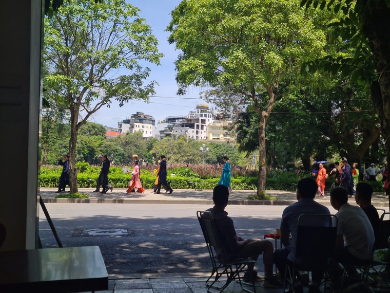 'Bách hoa bộ hành': Việt phục xuống phố ảnh 6