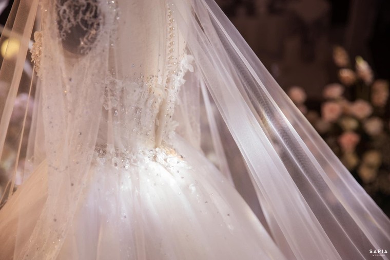 Bóng đá Việt Nam và những viên Swarovski trên váy cưới ảnh 4