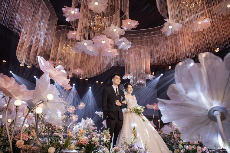 Bóng đá Việt Nam và những viên Swarovski trên váy cưới ảnh 3