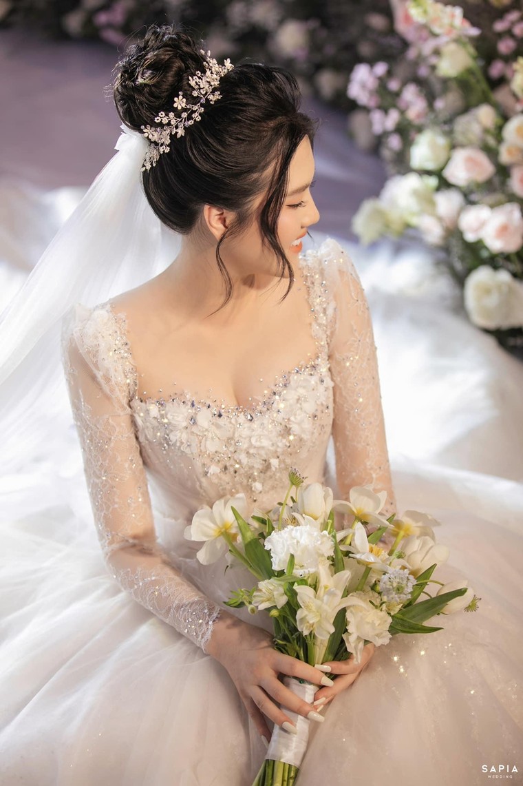 Bóng đá Việt Nam và những viên Swarovski trên váy cưới ảnh 1