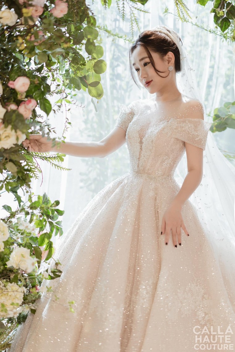 Bóng đá Việt Nam và những viên Swarovski trên váy cưới ảnh 7