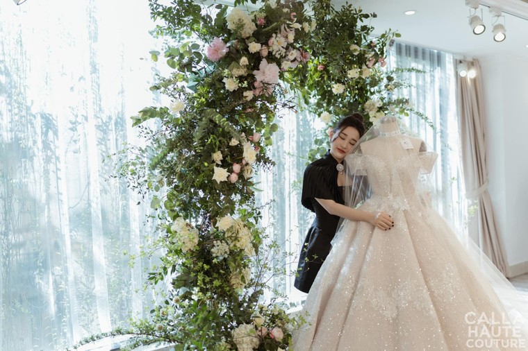 Bóng đá Việt Nam và những viên Swarovski trên váy cưới ảnh 8