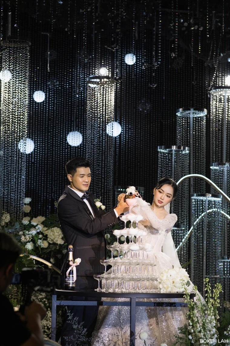 Bóng đá Việt Nam và những viên Swarovski trên váy cưới ảnh 9