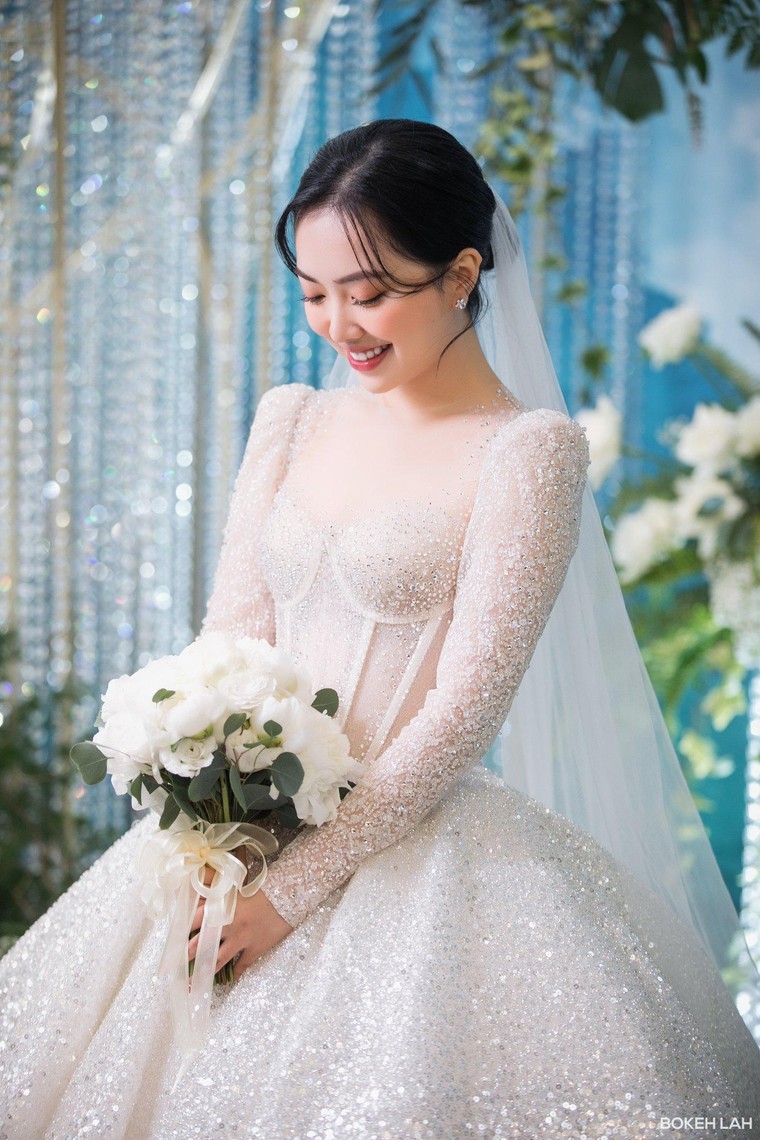 Bóng đá Việt Nam và những viên Swarovski trên váy cưới ảnh 10