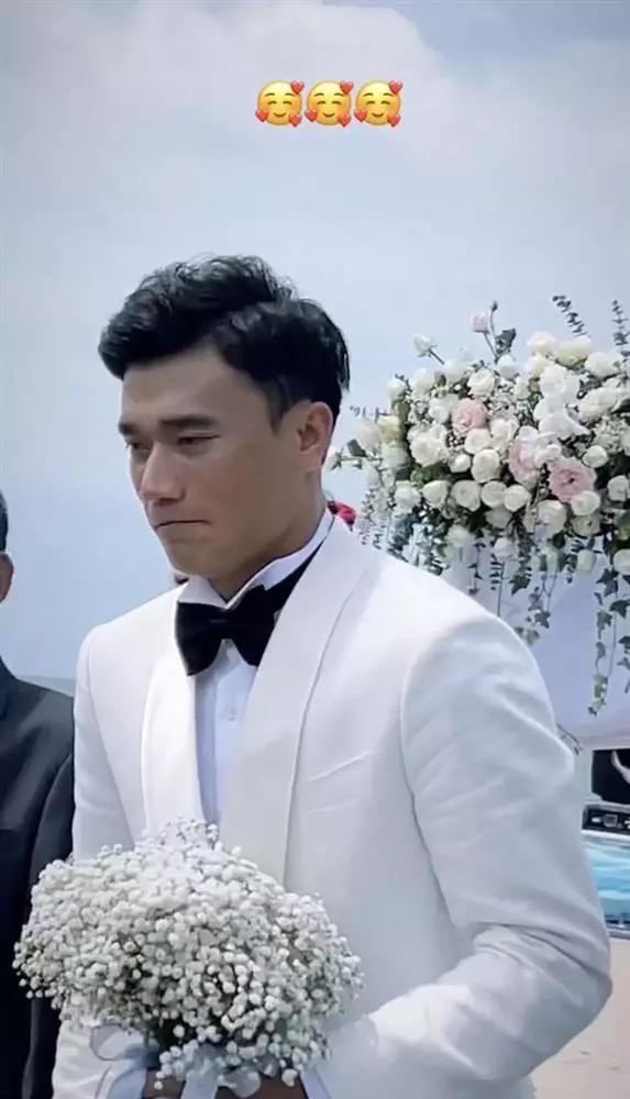 Bóng đá Việt Nam và những viên Swarovski trên váy cưới ảnh 14