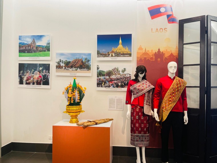 Khai mạc triển lãm 'Sắc màu Văn hóa ASEAN' ảnh 11