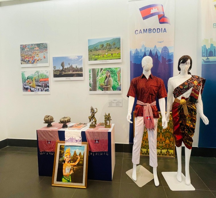 Khai mạc triển lãm 'Sắc màu Văn hóa ASEAN' ảnh 10